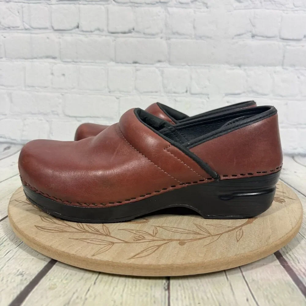 Lands End Clogs Women’s Size 8 US Red Oil Leather Nurse Slip On Shoes